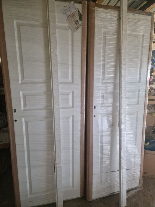 Vând doua uși noi