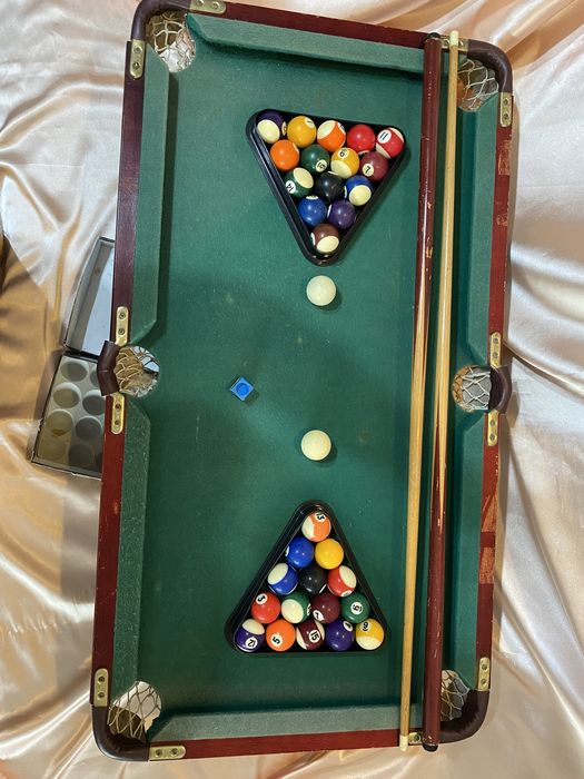 Masa de biliard, stare foarte buna, cu elemente din lemn si piele