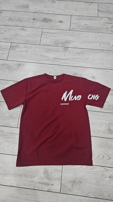 Продам футболки 2 шт.