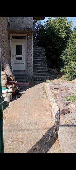 втори етаж от къща със самостоятелен вход