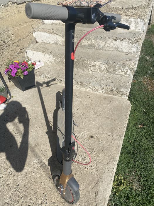 Trotinetă Electrică M365 Tuya, Avopro.  (tinuta in garaj, de asta este si asa prafuita) Negociabil