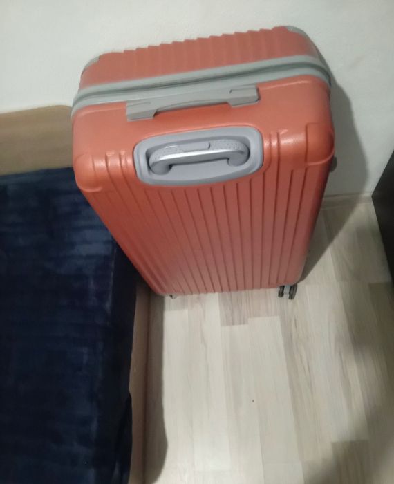 Голям твърд куфар за пътуване