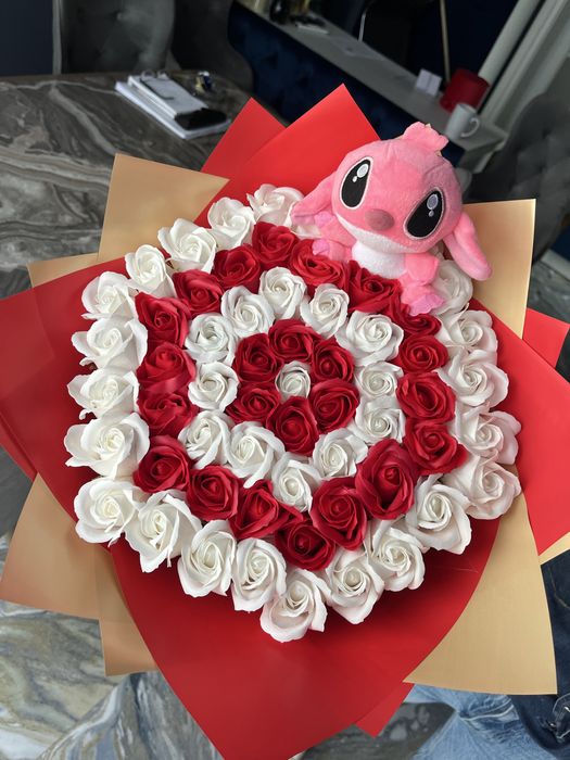 Buchet trandafiri sapun accesorii personalizat initiala stitch IEFTIN