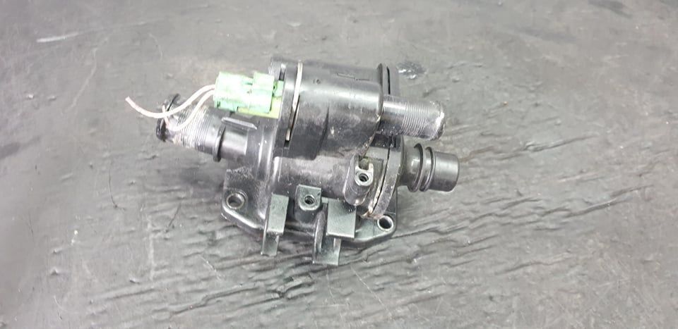 carcasa corp  termostat 1.4 hdi  peugeot 107 206 307 1007 citroen c1 c2 c3 xsara   9654393880