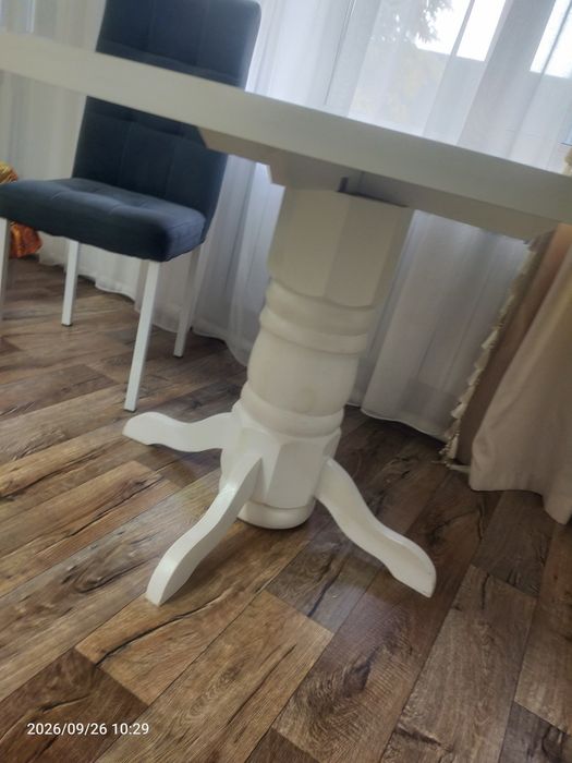Кухонный стол 1. 200 м на 1.200м