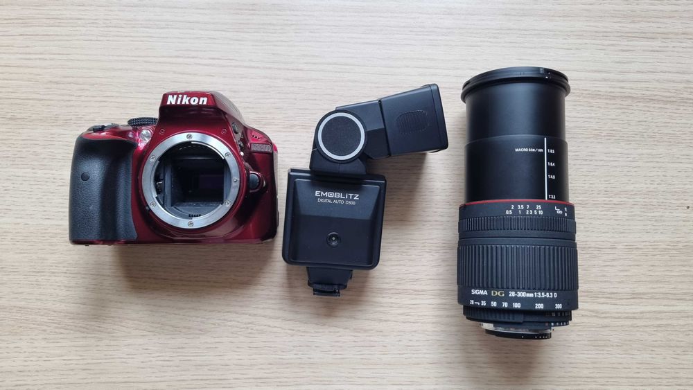 DSLR Nikon D3300 + Obiectiv Sigma DG 28-300mm cu Defecte + Blitz Bun