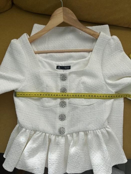 Красив бял костюм от букле