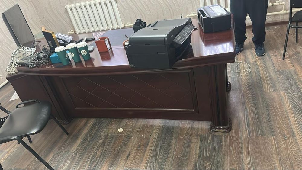 офисный шкаф и телевизор