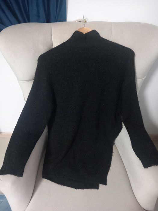 Pulover lung asimetric cu lână mărimea S negru pufos Zara