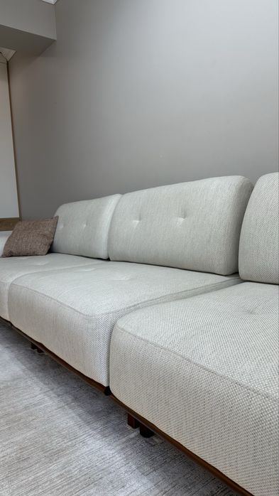 стильный светлый диван