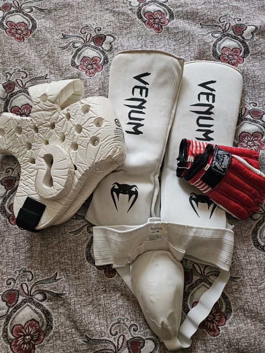 Шлем, перчатки, щитки,  перчатки