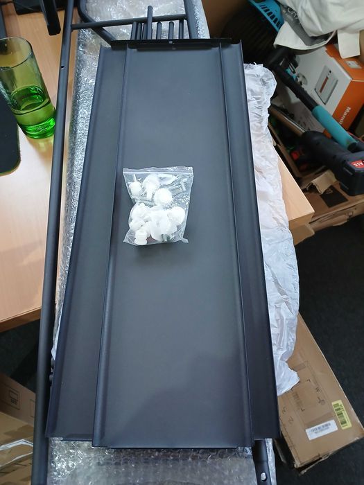 Raft baie UDEAR, cu 3 rafturi, negru, cu bara pentru umerase