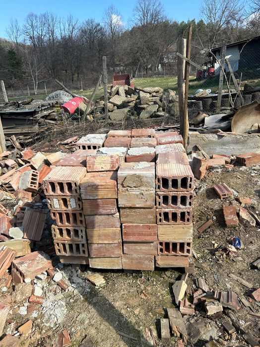 Тухли четворки натоварени на пелети готови за взимане