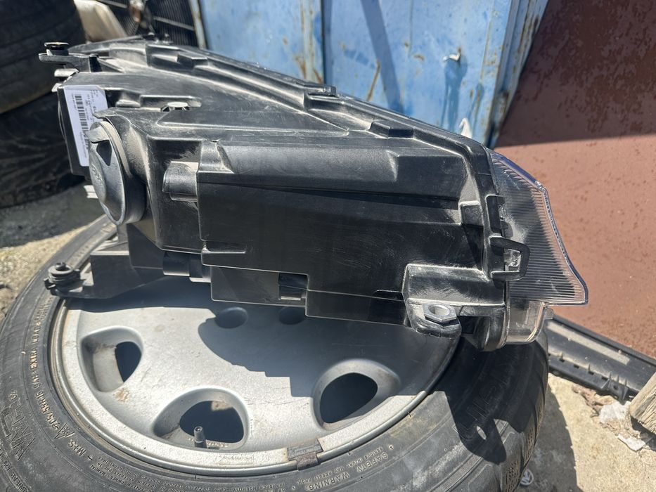 Vw Caddy 22г ляв фар оригинален