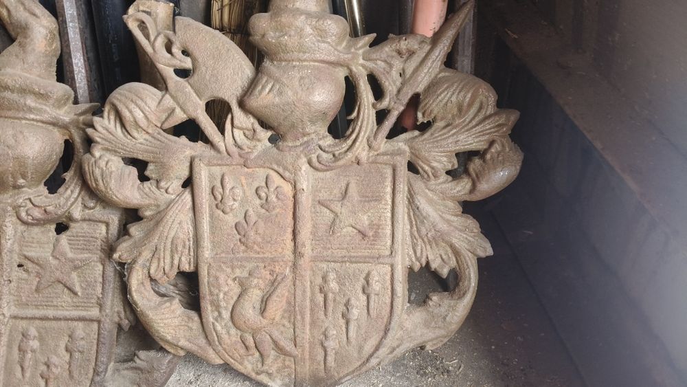 Фамильный герб, чугун,