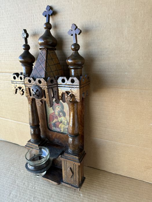 Дърворезба, старинен домашен иконостас с кандило , икона
