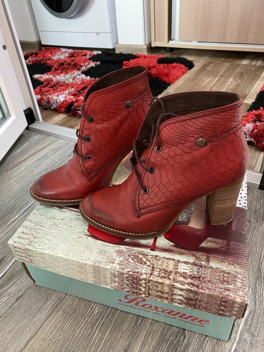 Botine rosii si bleu