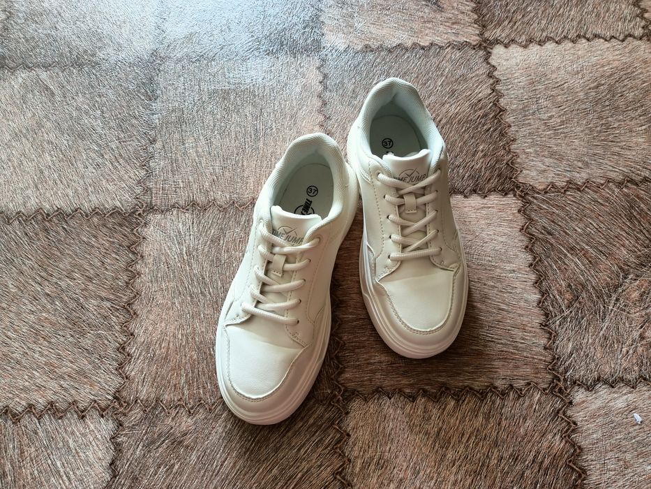 Новые кроссовки 37р-р