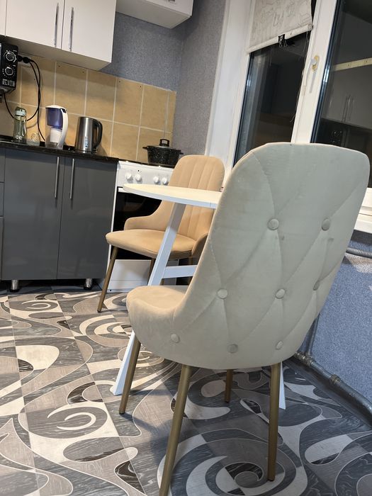 Стол и стулья в хорошем состояний