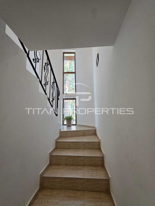 Двуетажна обзаведена къща с два гаража в Цигов чарк