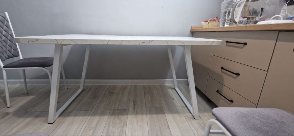 Стол и сулья в комплекте