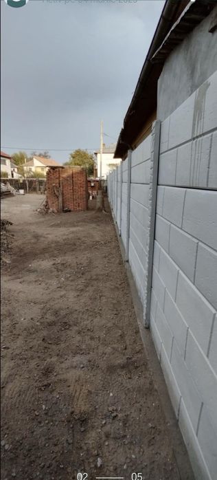 Gard din placi si stalpi de beton