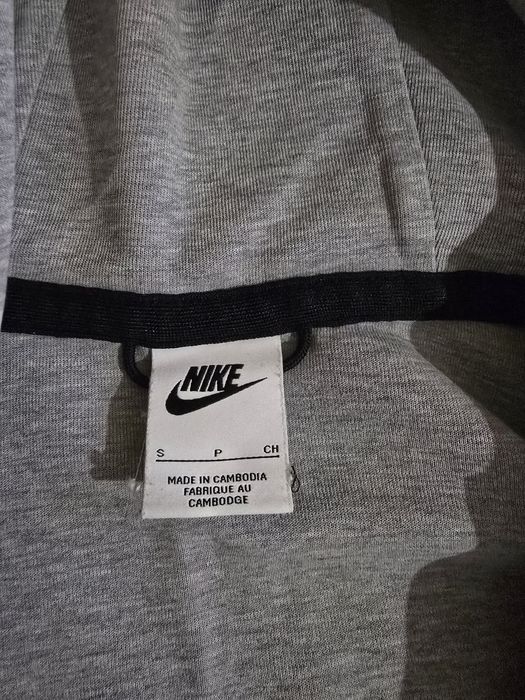 Nike tech S.    .