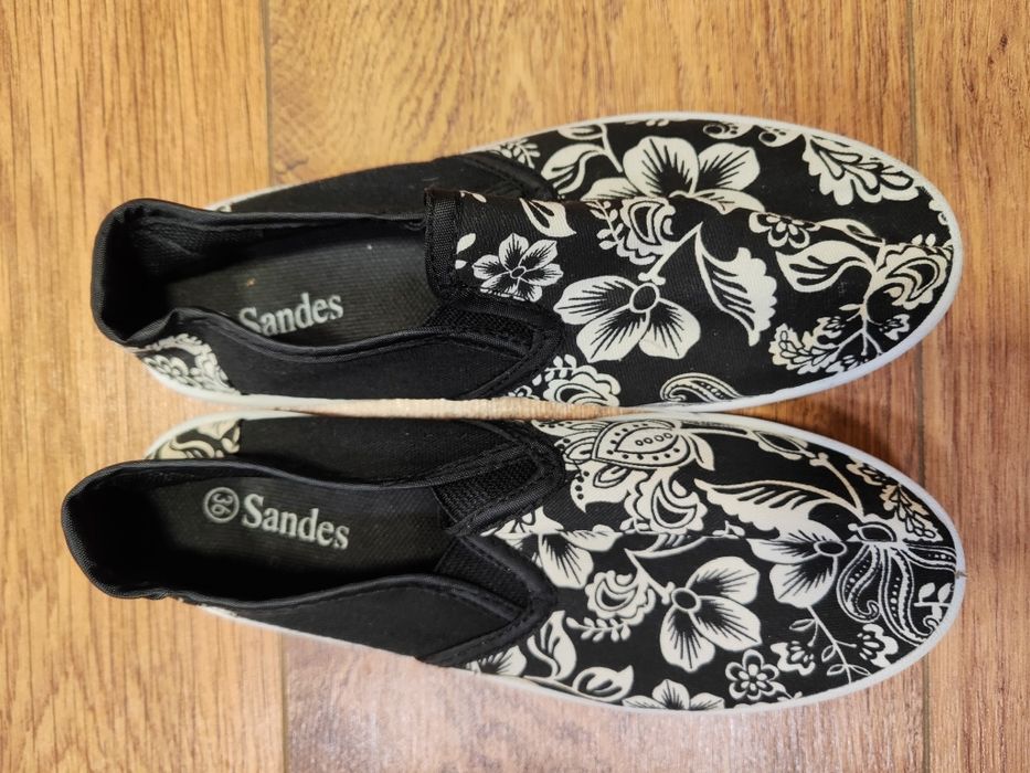 Чисто нови бели сандали и гуменки N36 - 30 лева