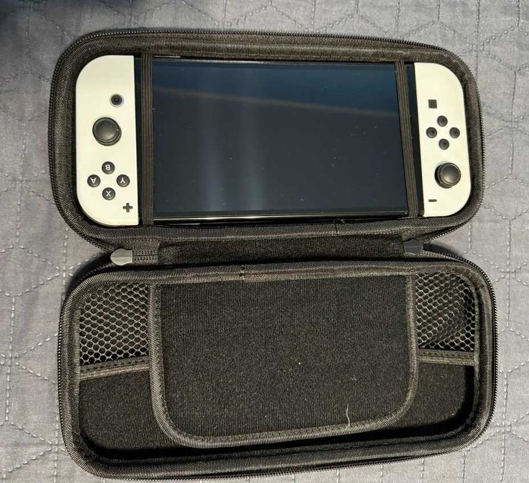 Nintendo Switch OLED + 3 jocuri Pokemon + folie + carcasa – stare foarte buna