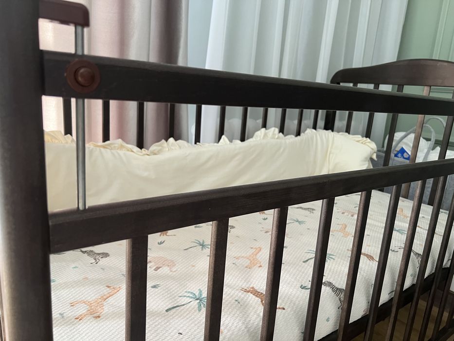 Продам детскую кроватку с матрасом