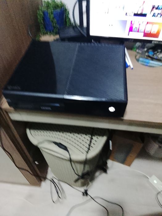Xbox one impecabil vine și cu 2 manete și cu televizor