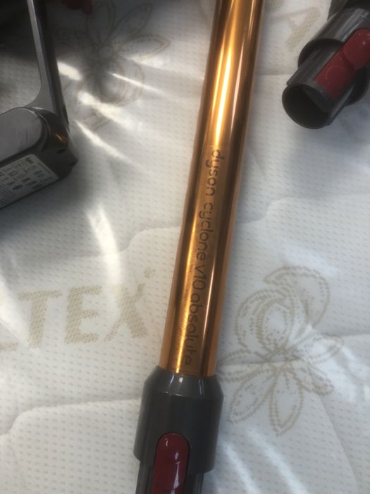 Dyson model v10 aspirator vertical