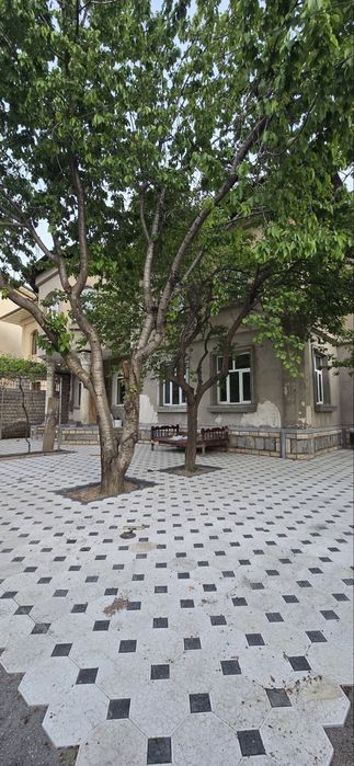 Продаётся участок. М.Улугбек. Тараканчик. 7.7 соток. 5 комнат. Ер нар.