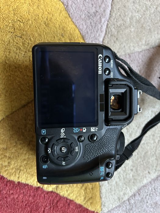 Canon 500D DSLR тяло + батерия + зарядно