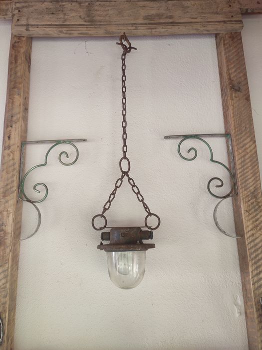 Mobilier rustic și ustensile vechi.