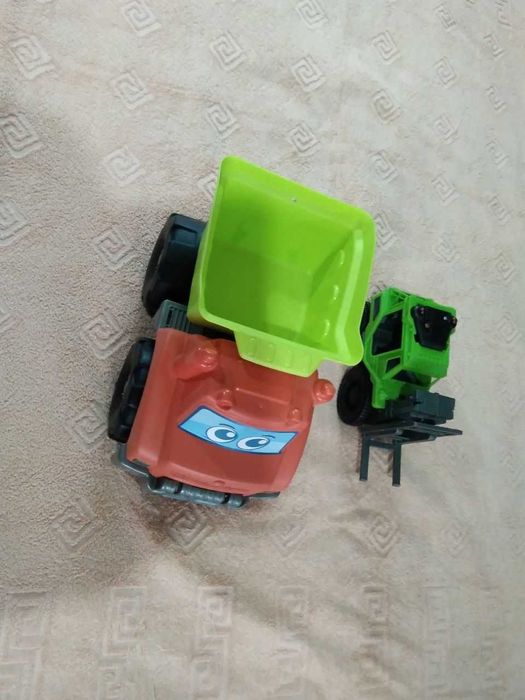 Игрушки машины, самосвалы, сост отличное 2 шт.