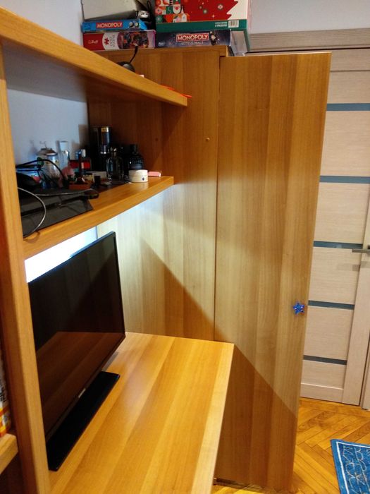 Vând mobilă tineret pt. dormitor cu birou incorporat. Preț 1250 lei.
