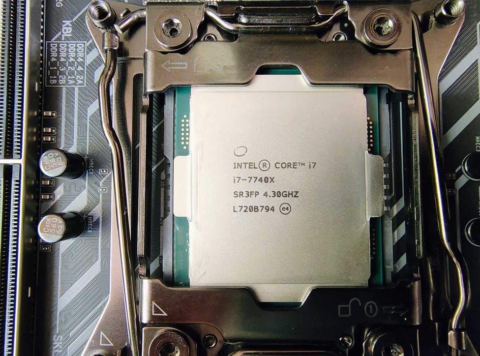 Kit Placa de baza Gigabyte X299 Aorus Gaming 3 Pro cu i7 7740X, Sk2066