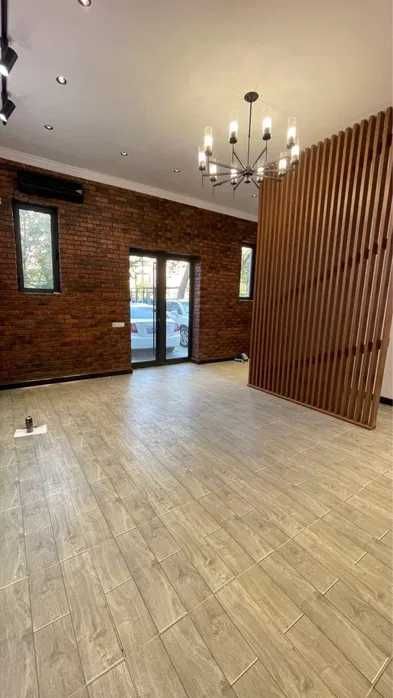 Продаётся нежилое помещение 42 м кв рядом с метро Айбек, центр.