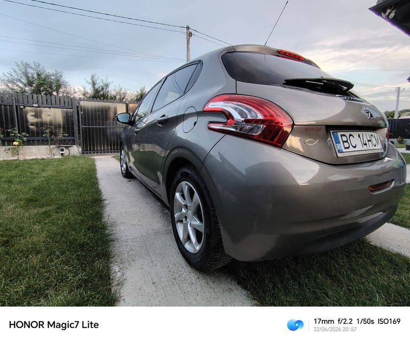 Vând Peugeot 208