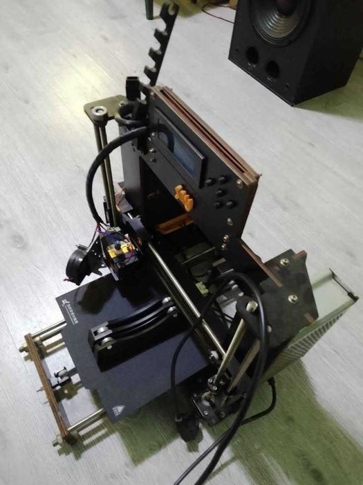 Vând imprimantă 3D în stare de funcționare sau pentru piese.