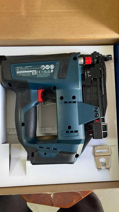 Pistol de bătut cuie Bosch Professional  GNH 18V-35 – fără fir (recul minim, motor fără perii, include cârlig pentru curea, L-BOXX 136)