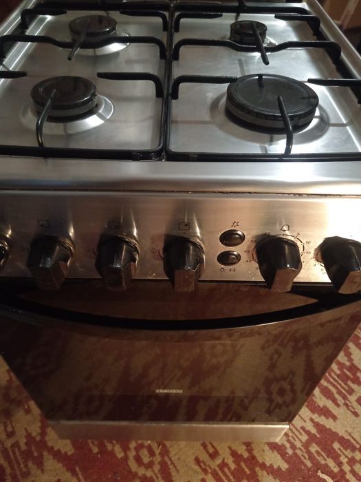 Vând aragaz Zanussi inox