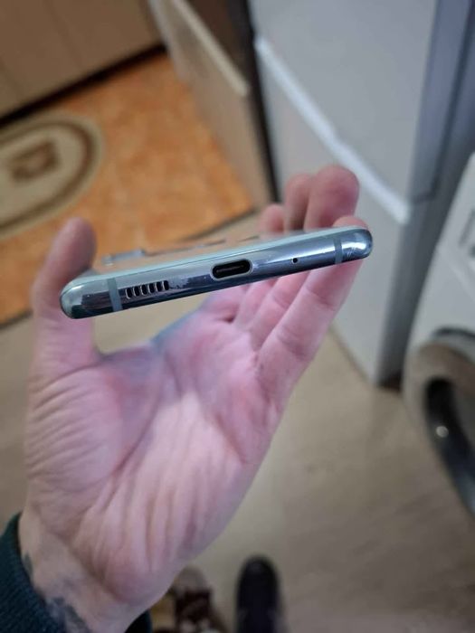 Vând samsung s20fe 128gb și o pereche de ochelari ray ban originali