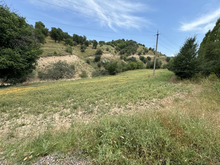 Dacha qurish 8 sotok yer sotiladi kadastrlari bor 2 xonasi bor