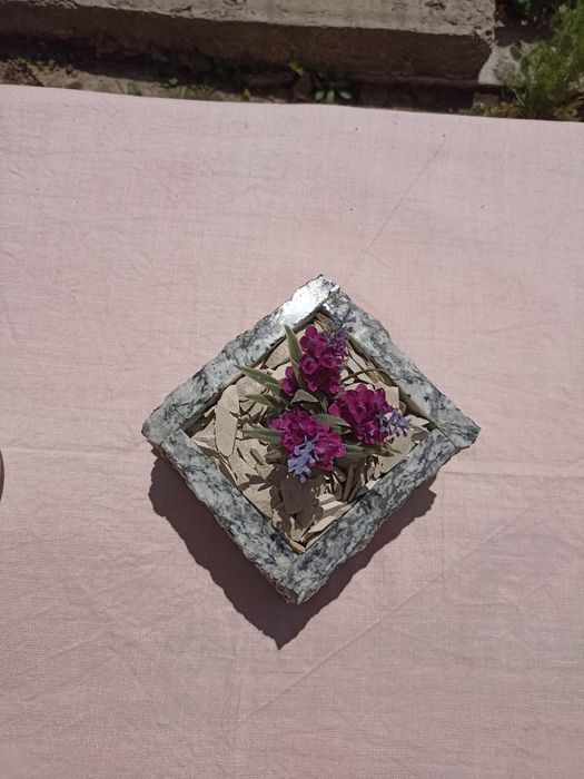 Декоративна саксия от камък