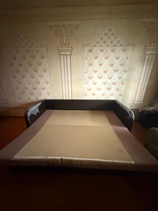 Диван с креслой открываеться