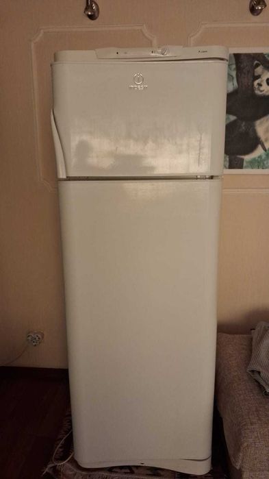 Рабочий холодильник Indesit