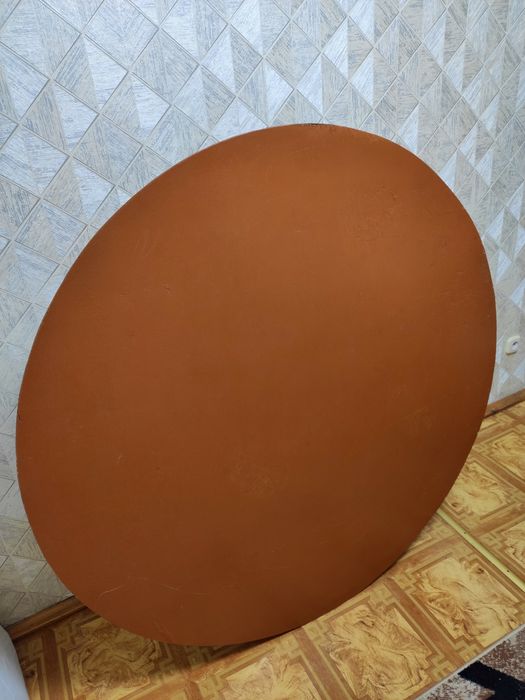 Круглый стол для гостей