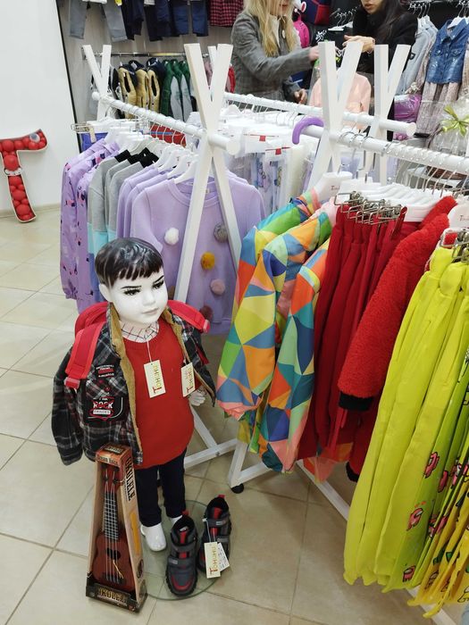 Оборудване от детски магазин – закачалки, щендери, профили, манекени